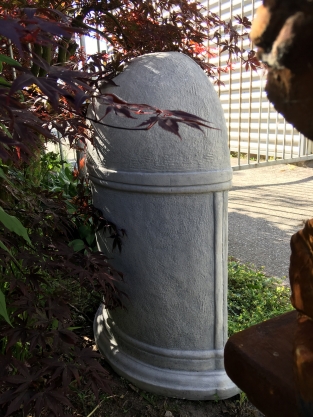 Schöne Marienstatue in steinernem Oratorium